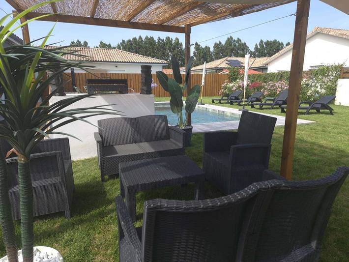 Gîte pour 8 personnes, avec terrasse ainsi que jardin et piscine, adapté aux familles à Parentis-en-Born - 4