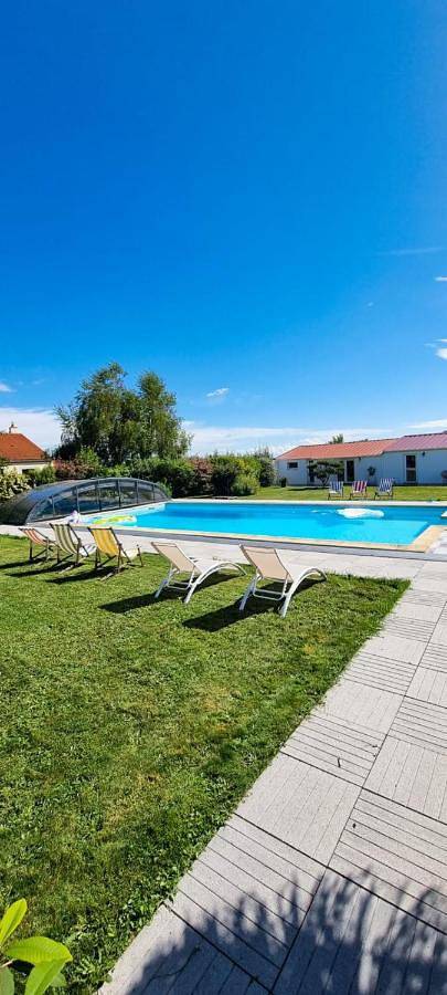 Location de vacances pour 4 personnes, avec jardin ainsi que vue et piscine à Chauvé - 4