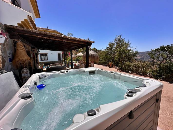 Chalet para 20 personas, con piscina además de jardín y jacuzzi, Se admiten mascotas en Axarquía - 4