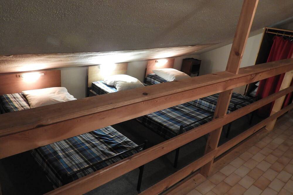 Appartement entier, Gîte de montagne sous les toits face à la forêt in Molines-en-Queyras, Queyras