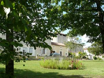 Gîte pour 15 personnes, avec jardin ainsi que terrasse et piscine, animaux acceptés à Festalemps