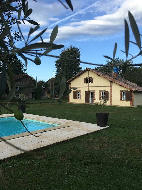 Chambre confortable avec piscine et parking près de la rivière Le Bès in Ousse-Suzan, Landes
