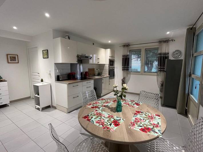 Appartement de vacances pour 4 personnes, avec piscine ainsi que vue et jardin