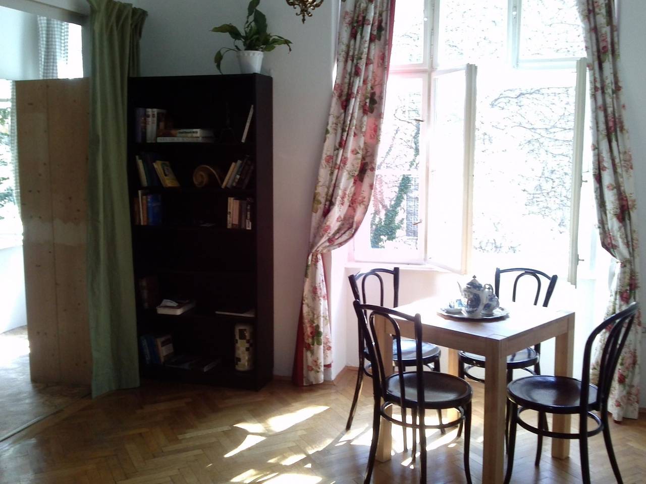 Entire apartment, Wohnung in Hernals mit Garten- und Strassenblick in Hernals, Vienna