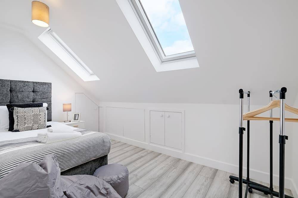 Church Rd 254 - Bright 6 bedroom 3 bath house ideal for Pinewood Studios in Iver, Colne Valley Park