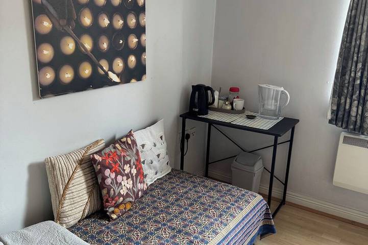 Ganze Wohnung, Geräumiges, sauberes Zimmer in Cardiff City in Cardiff, Cardiff und Umgebung