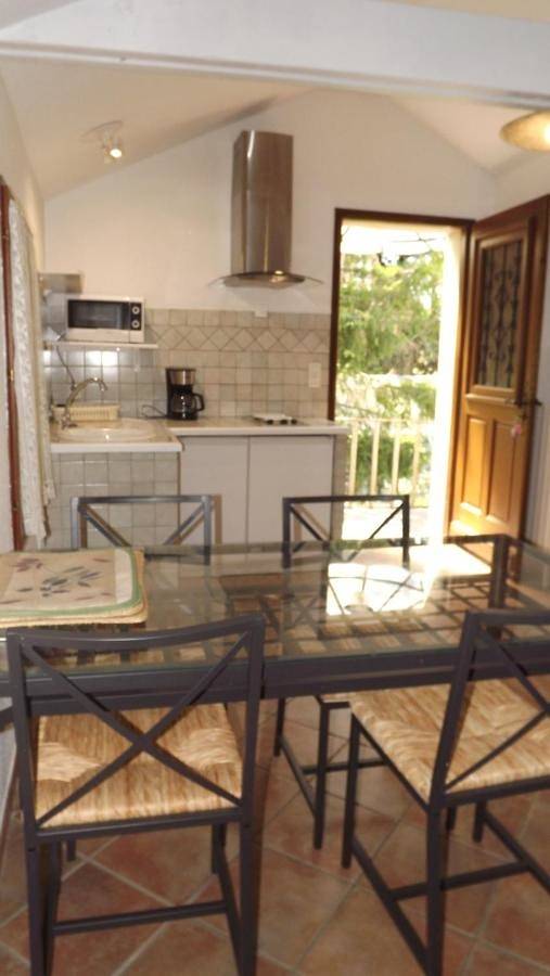 Gîte pour 2 personnes, avec piscine et jardin ainsi que vue et terrasse à Cavaillon - 2