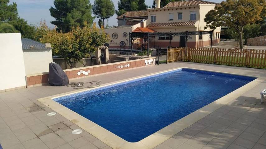 Apartamento para 15 personas, con jardín además de piscina y vistas, Familias con niños en Comarca de Baza