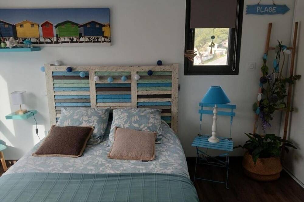 Modern house with garden and jacuzzi in Eyguières, Arles region