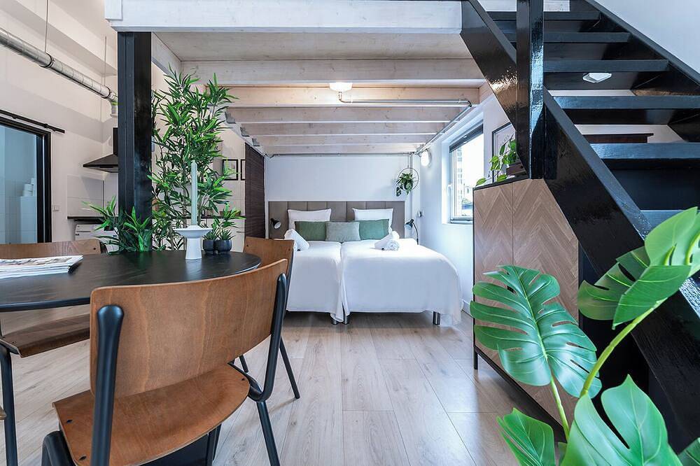 Geheel appartement, Stijlvolle loft met 2 slaapkamers in hartje Tilburg. Modern, licht en volledig uitgerust met keuken, snelle wifi, smart-tv en werkruimte — perfect voor een stedentrip of een comfortabele werkplek. in Tilburg, Noord-Brabant