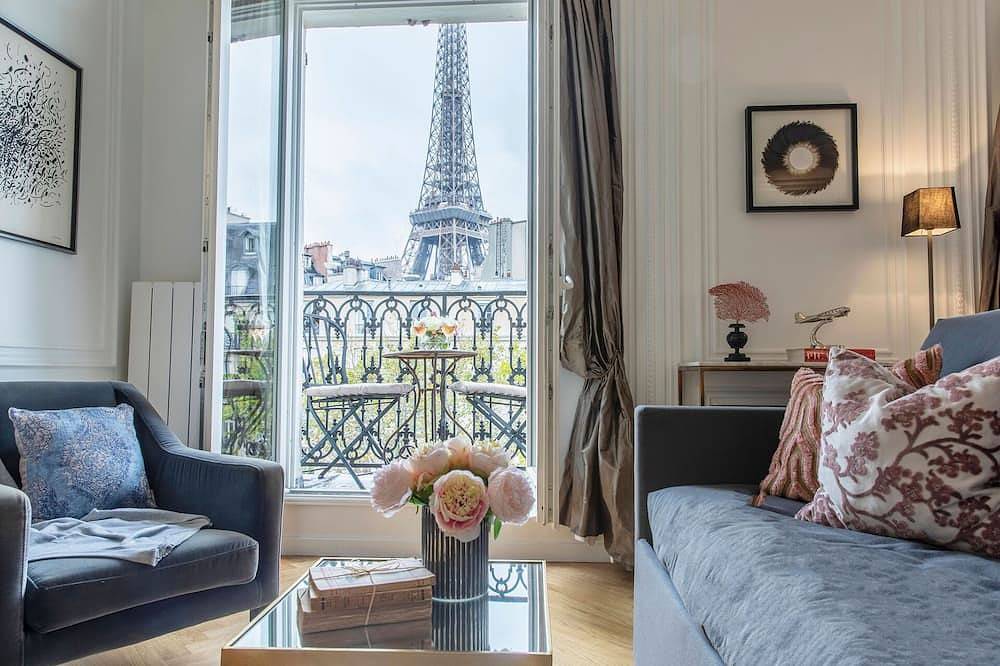 Appartement entier, Vente! Incroyablement romantique 1 chambre avec balcon et vue imprenable sur Eiffel in Tour Eiffel, Paris
