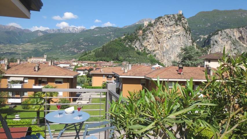 Apartamento para 4 personas, con Balcón y Jacuzzi además de Terraza y Vistas en Arco