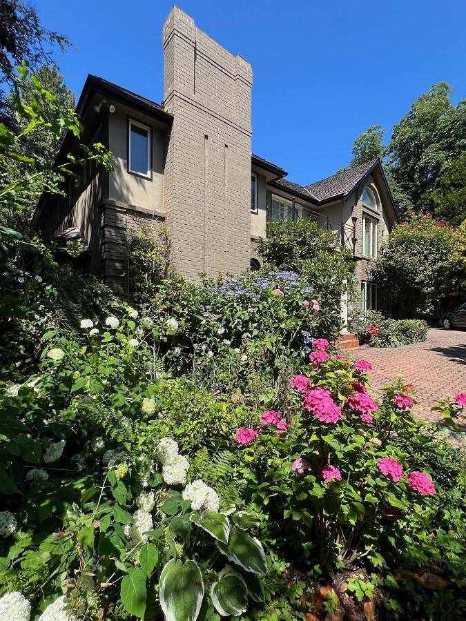 Pension voor 4 personen, with uitzicht and tuin as well as zwembad in Vancouver