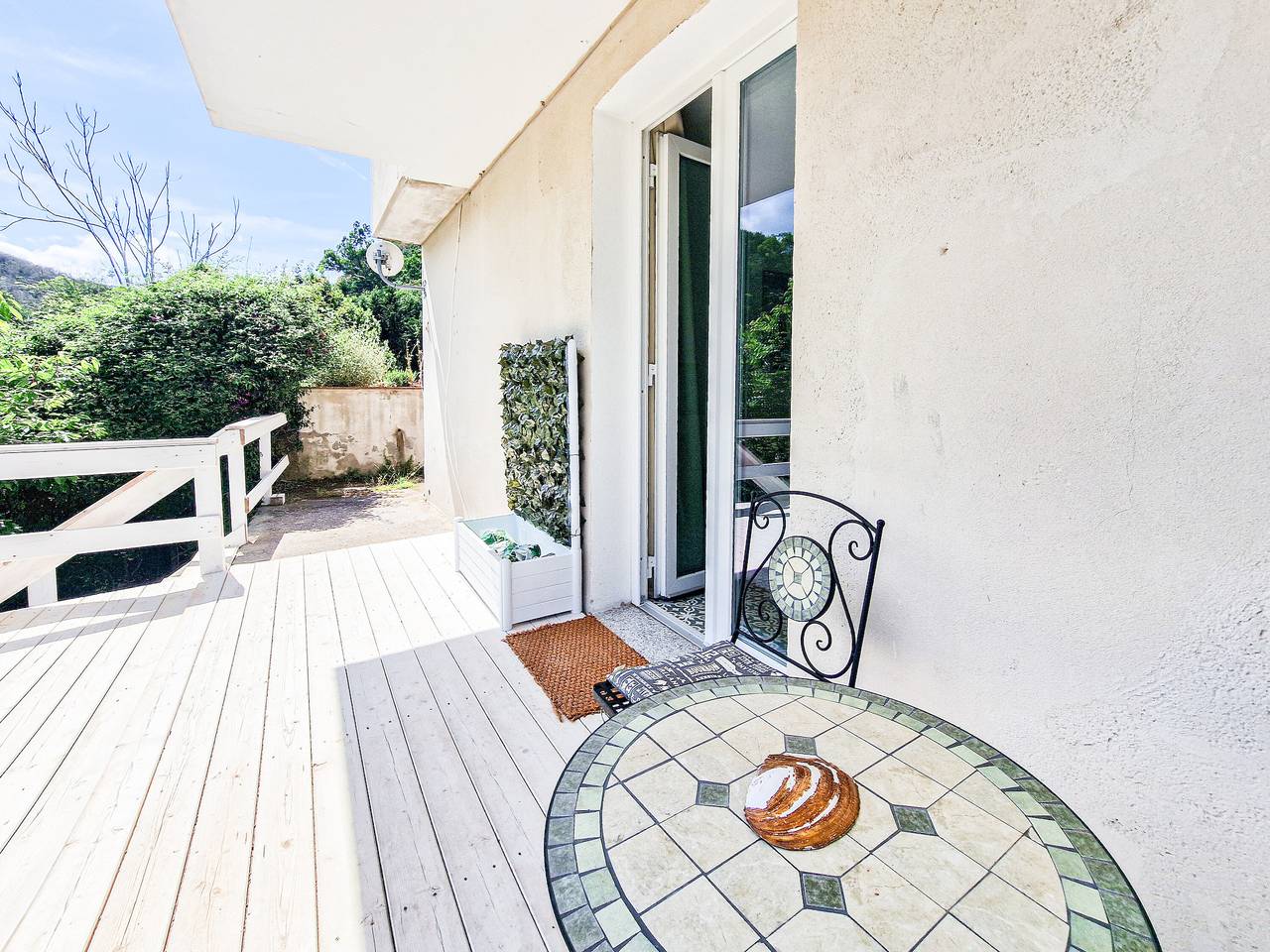 Ganze Wohnung, Ferienwohnung 'Nica's Home' mit Bergblick, Gemeinschaftsterrasse und Klimaanlage in Rio Marina, Elba