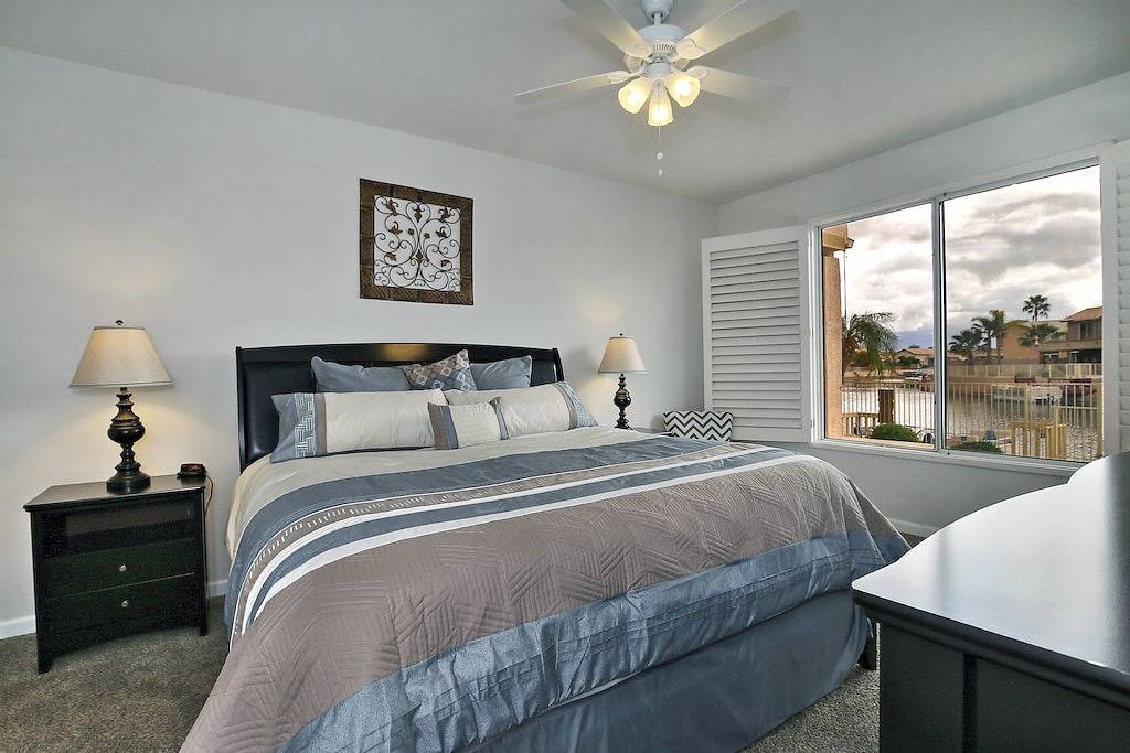 Lakefront Luxury Home mit einem Pontonboot, Pool, in der Nähe von Peoria Sports Complex in Glendale, Maricopa County