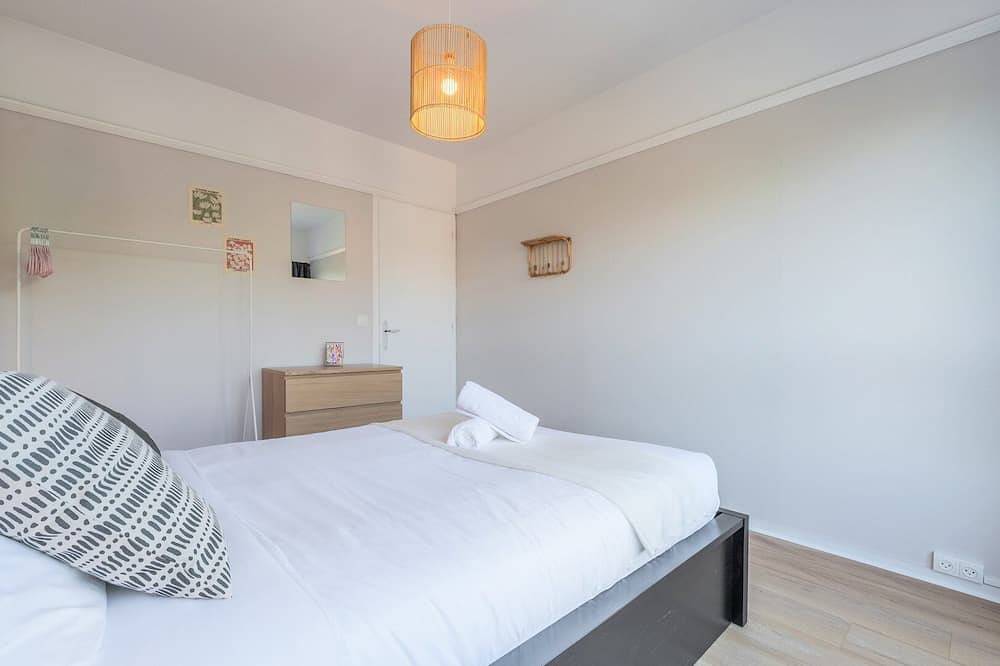 Entire apartment, Spacious 3 bedroom apartment & private parking! in Lambersart, Lille region
