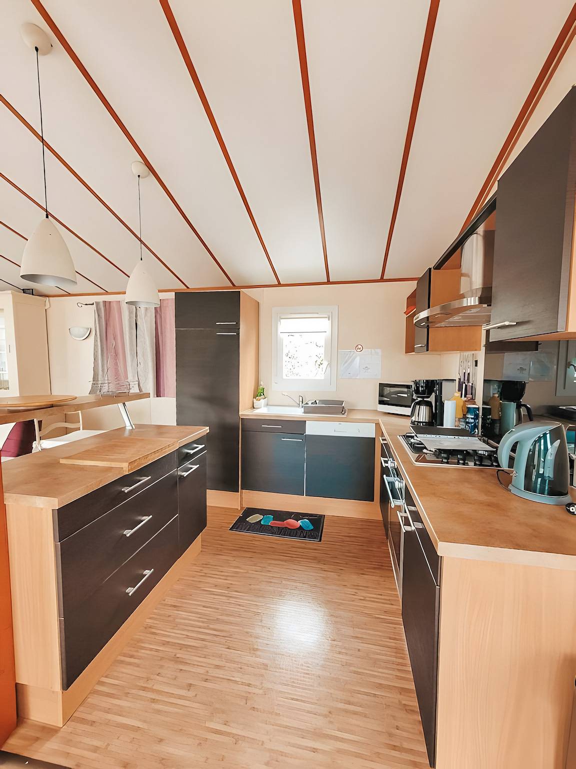 Chalet du bonheur au bord au lac de guerledan in Caurel, Région de Guingamp