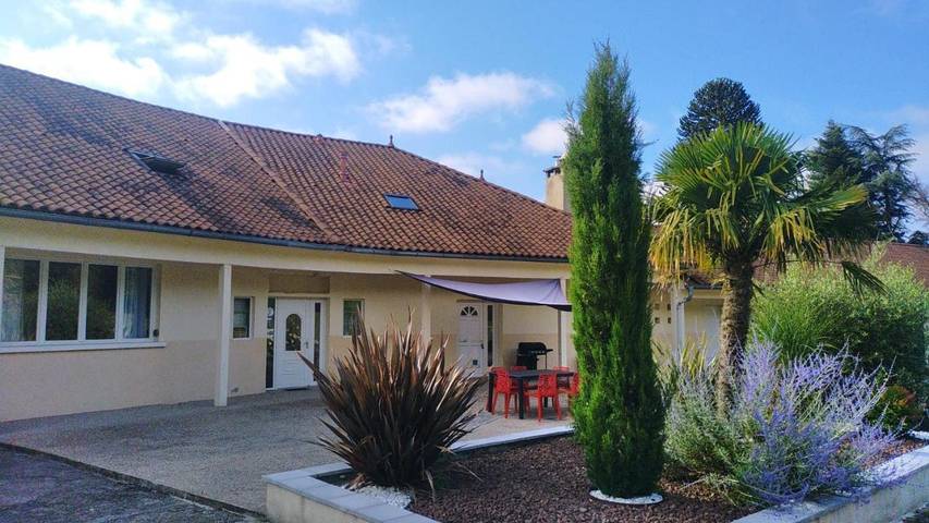 Location de vacances pour 14 personnes, avec Terrasse et Jardin ainsi que Piscine et Vue à Compreignac