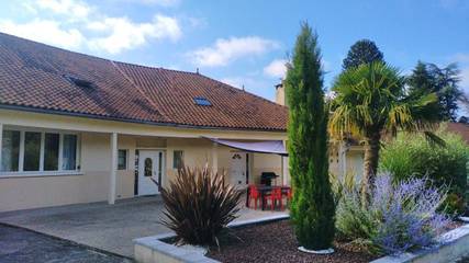 Gîte pour 2 personnes, avec terrasse et jardin ainsi que vue et piscine à Compreignac