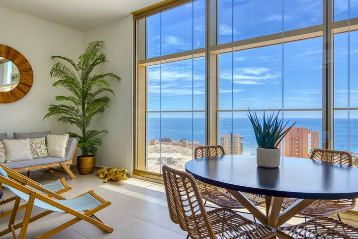 Ferienwohnung für 5 Personen, mit Garten und Ausblick sowie Pool und Meerblick in Benidorm