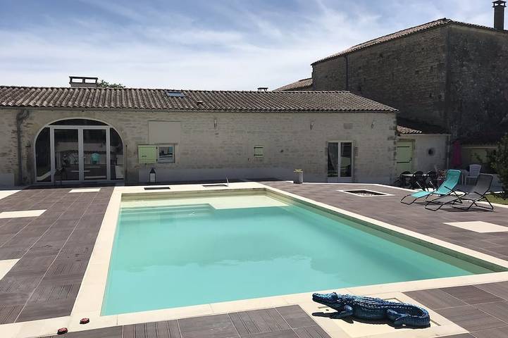 Gîte pour 6 personnes, avec piscine ainsi que jardin et terrasse à Gensac-la-Pallue