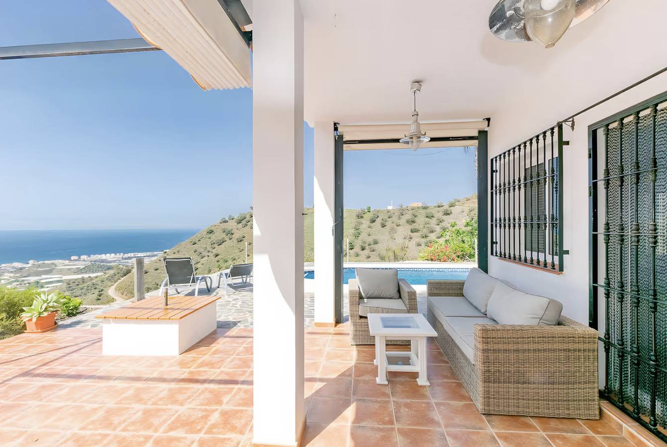 Villa 'Amapola' con vistas al mar, piscina privada y Wi-Fi in Sayalonga, Costa del Sol