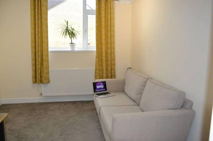 Entire apartment, Olive Tree 2 bed Apartment - Stayseekers in Salisbury, Wiltshire