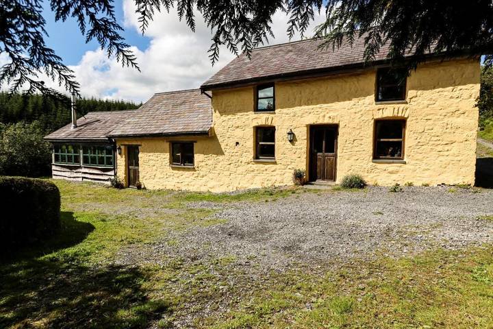 Bed and breakfast for 6 people, with Terrace and Garden as well as View in South-Wales