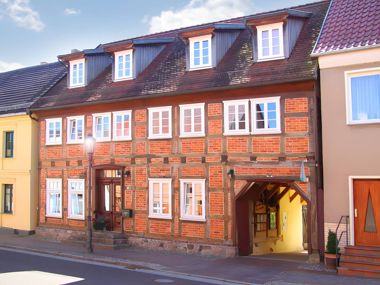 Ganze Wohnung, Apartment 'Fewo Möwe' mit gemeinsamer Terrasse, Garten und Wlan in Röbel, Müritz