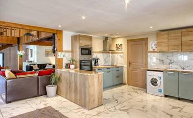 Location de vacances pour 15 personnes, avec terrasse ainsi que bassin pour enfant et piscine, animaux acceptés à Orcival (Puy-de-Dôme)