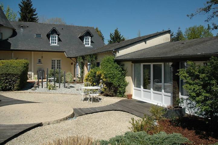 Gîte pour 4 personnes, avec Terrasse ainsi que Jardin et Piscine