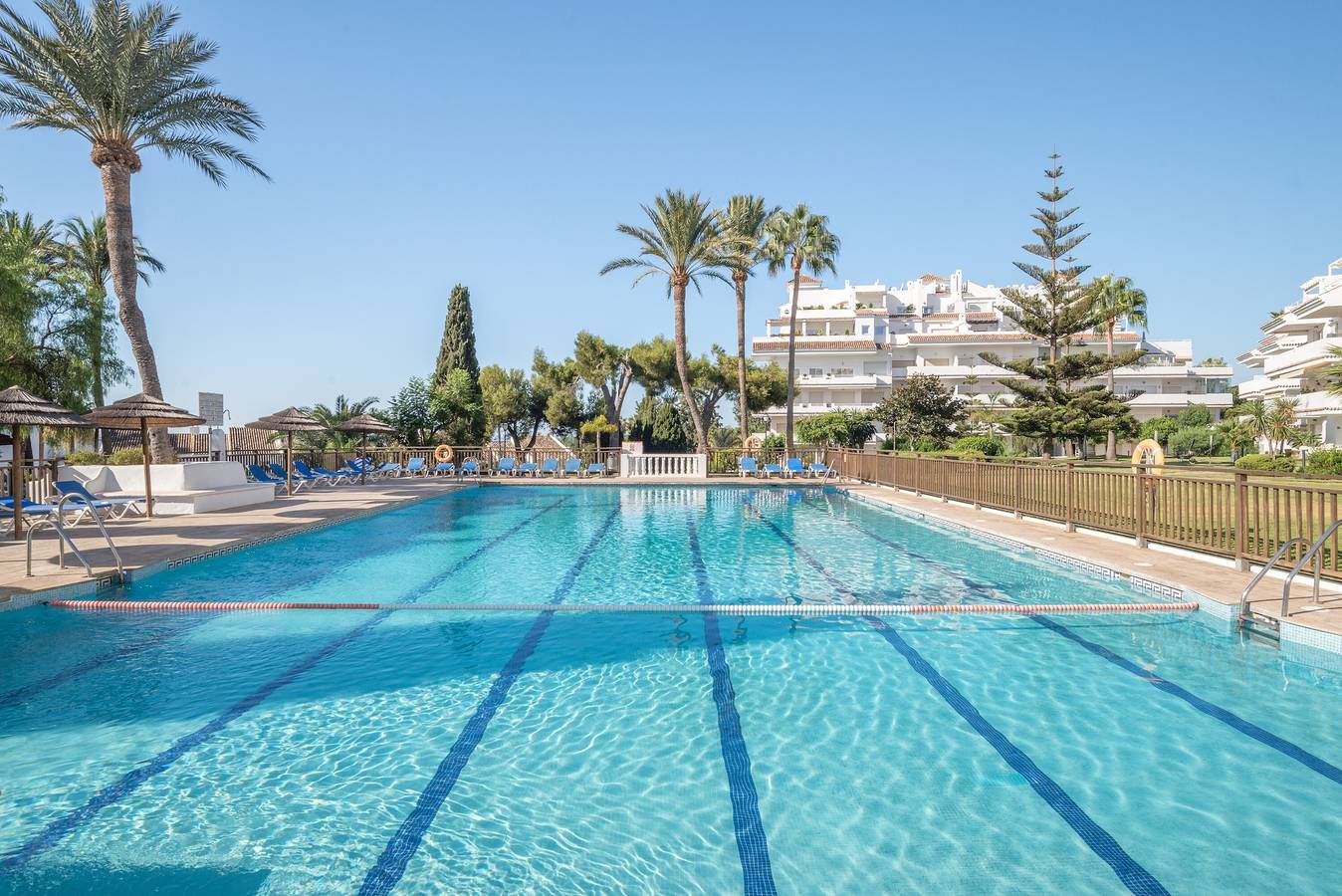 Entire apartment, Spacious and Fantastic Views Apartment with Sea View, Pool, Garden & Wi-Fi in Marbella West, Marbella