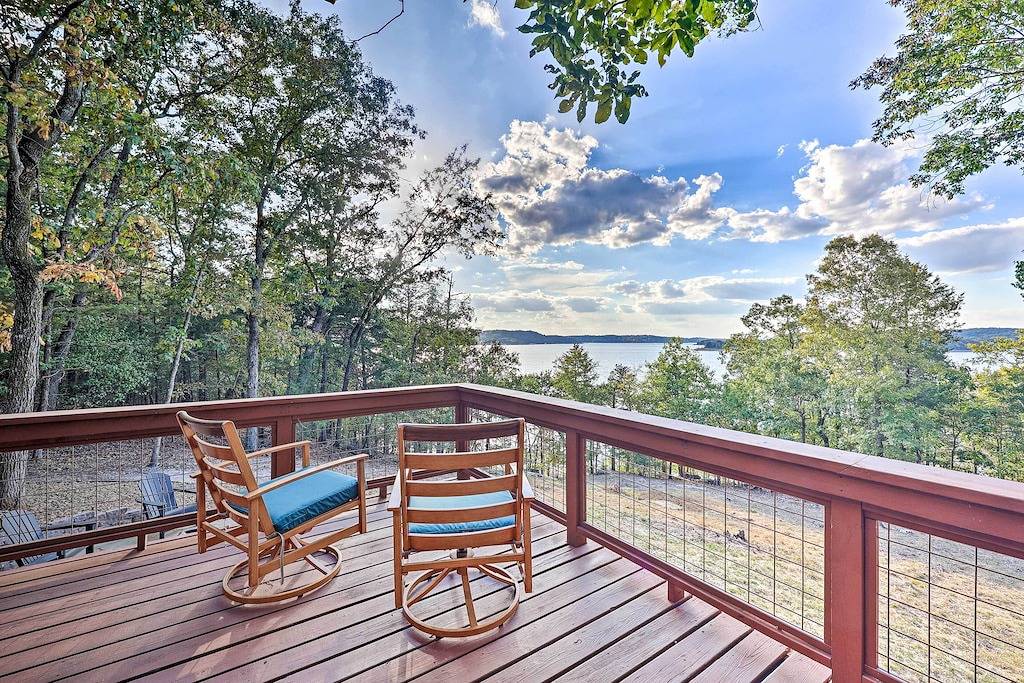 'Foxtail' Cabin Retreat: Steps to Beaver Lake! in Beaver Lake