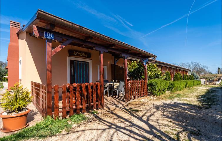 Ganze Ferienwohnung, Gemütliche Ferienwohnung mit Terrasse und Garten in Krnica, 400 m vom Restaurant entfernt in Krnica, Marčana