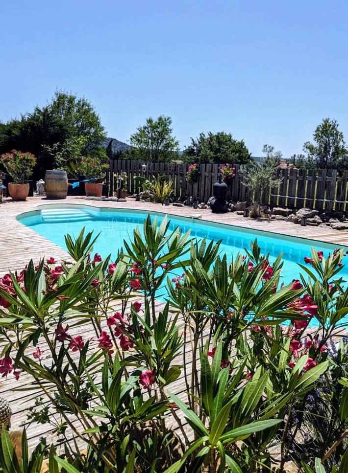 Gîte pour 4 personnes, avec jardin ainsi que piscine et terrasse