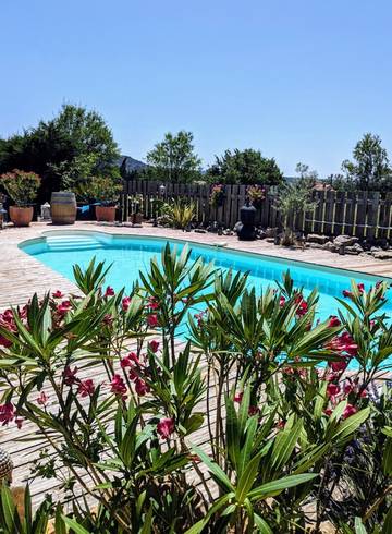 Gîte pour 4 personnes, avec jardin ainsi que terrasse et piscine à Lagorce