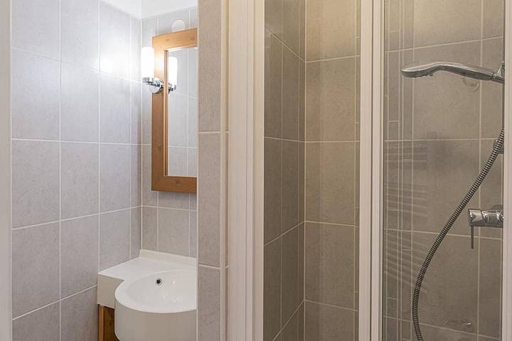 Ganze Wohnung, Renovierte Wohnung im Zentrum von La Tania mit Parkplatz in La Tania, La Perrière