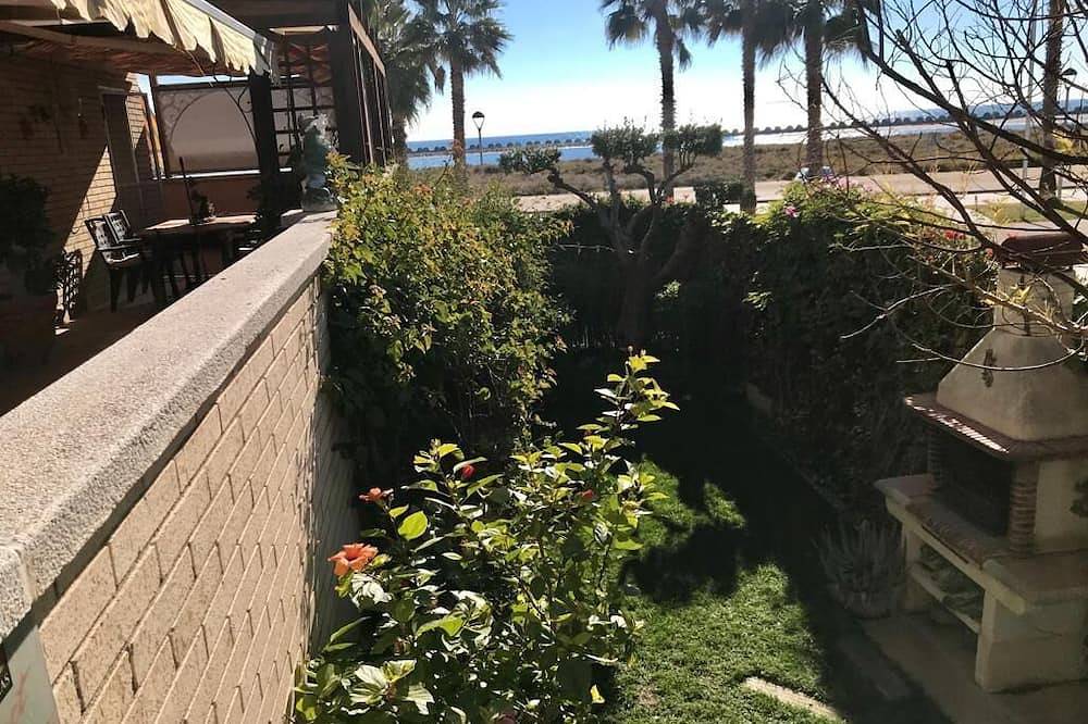 Apartamento entero, Apartamento con terraza frente al mar y piscina comunitaria in Cubellas, Garraf