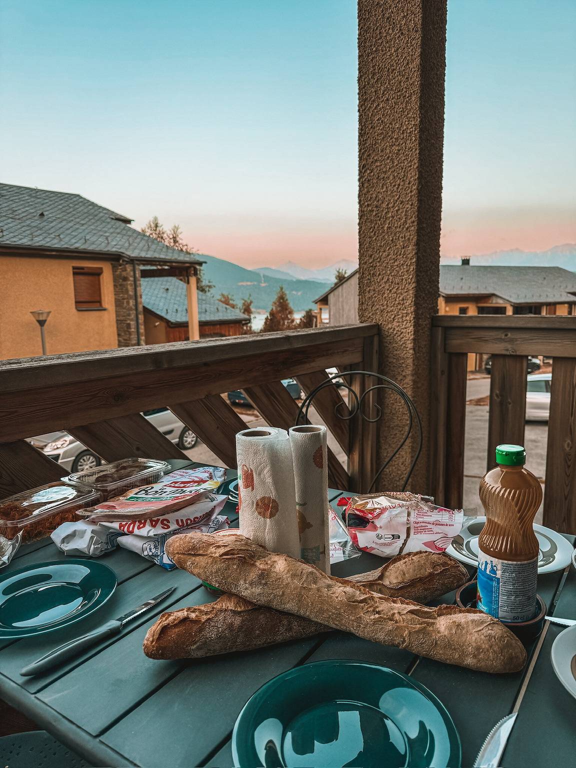 Entire apartment, Apartment 'Yci 66, Une Parenthèse Angloise' with Mountain View, Balcony and Wi-Fi in Les Angles, Prades region