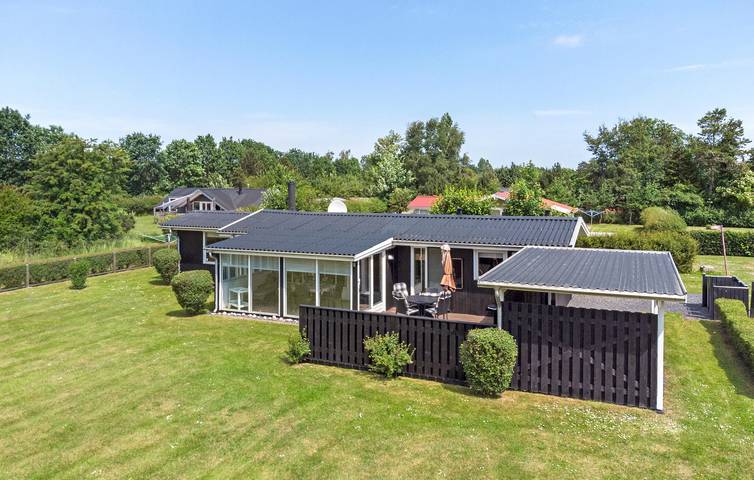 Ferieudlejning for 6 personer, med terrasse og have i Hummingen