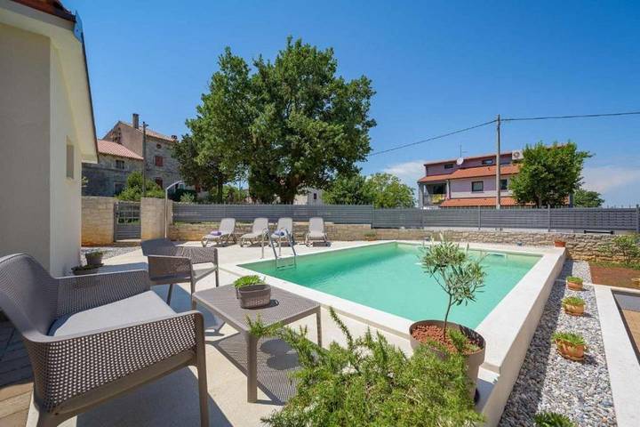 Ferienhaus für 5 Personen, mit Terrasse und Pool sowie Garten, kinderfreundlich