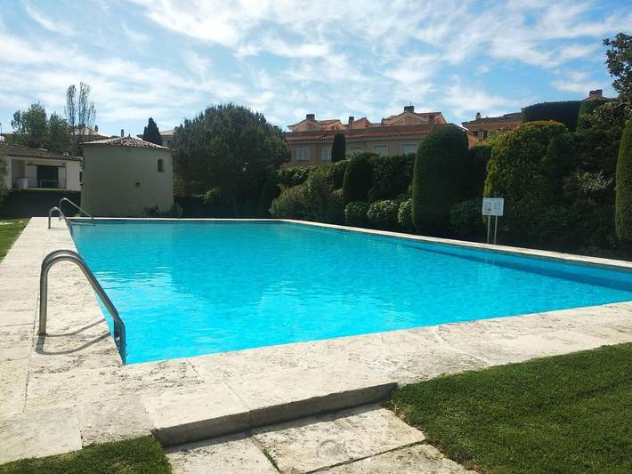 Apartamento para 4 personas, con piscina y vistas además de piscina para niños y jardín en S'Agaró