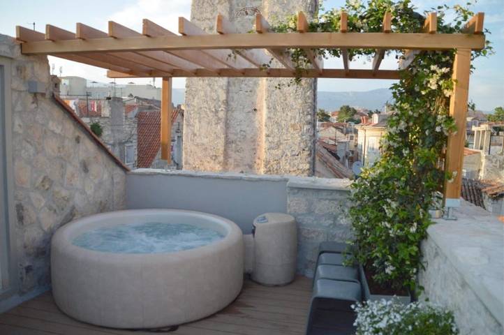 Apartamento para 4 personas, con terraza y sauna además de vistas y piscina, Se admiten mascotas en Split