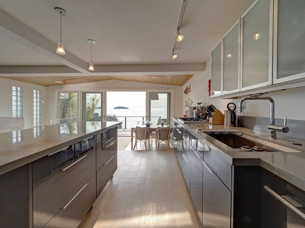 Gibsons Oceanfront-Designer Luxus 3 Br Home-Strand, Whirlpool, zu Fuß in die Stadt in Sunshine Coast Regional District
