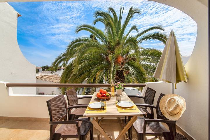 Appartement entier, Appartement de vacances 'São Rafael' avec piscine partagée, balcon privé et climatisation in Albufeira e Olhos de Água, District de Faro