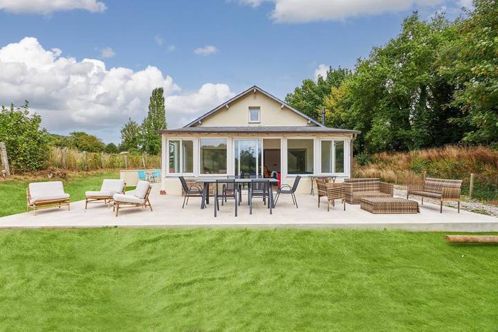 Location de vacances pour 15 personnes, avec jardin et terrasse à Surville (Calvados)