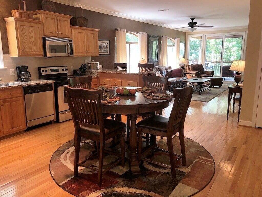 Ganze Wohnung, Beautiful, Breathtaking Wren Condo overlooking Toxaway Falls in Lake Toxaway