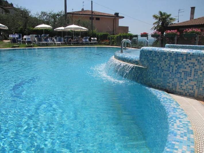 Appart’hôtel pour 4 personnes, avec Terrasse et Jardin ainsi que Piscine et Vue dans Brenzone Sul Garda