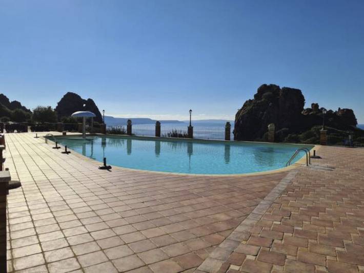 Glamping per 4 persone, con giardino e piscina in Sud della Sardegna