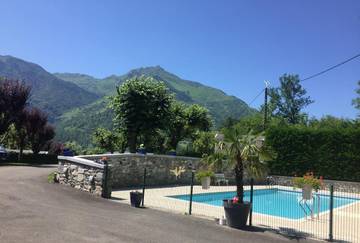 Gîte pour 2 personnes, avec piscine ainsi que terrasse et vue, animaux acceptés dans Vallée d'Ossau